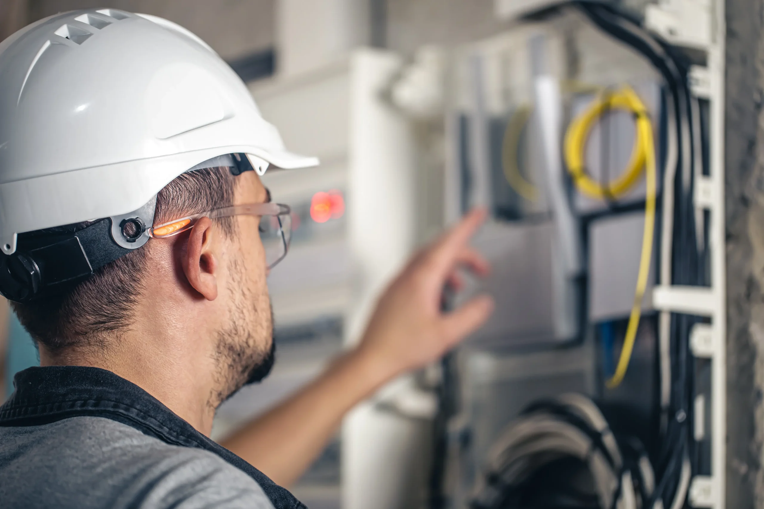 Elettricista che interviene su un quadro elettrico