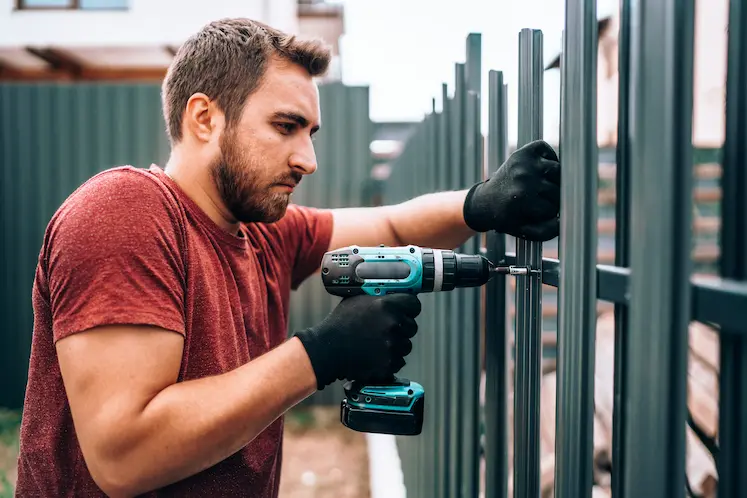 Fabbro Elettrosaniterm al lavoro sulla riparazione di un cancello