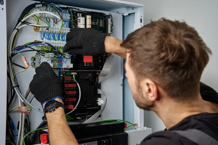 Elettricista Elettrosaniterm al lavoro su componenti elettrici