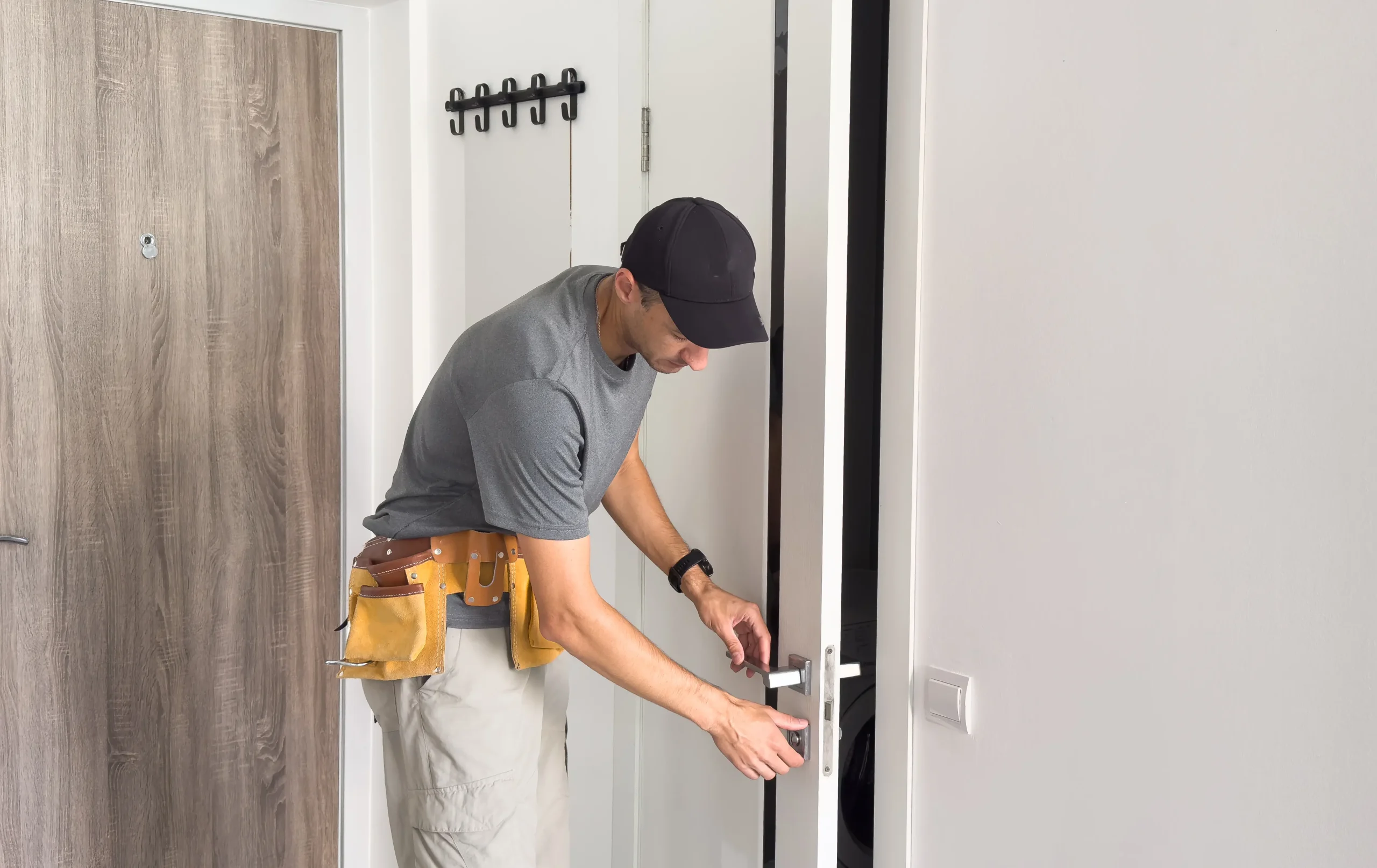 Fabbro Elettrosaniterm al lavoro sull'apertura di una porta