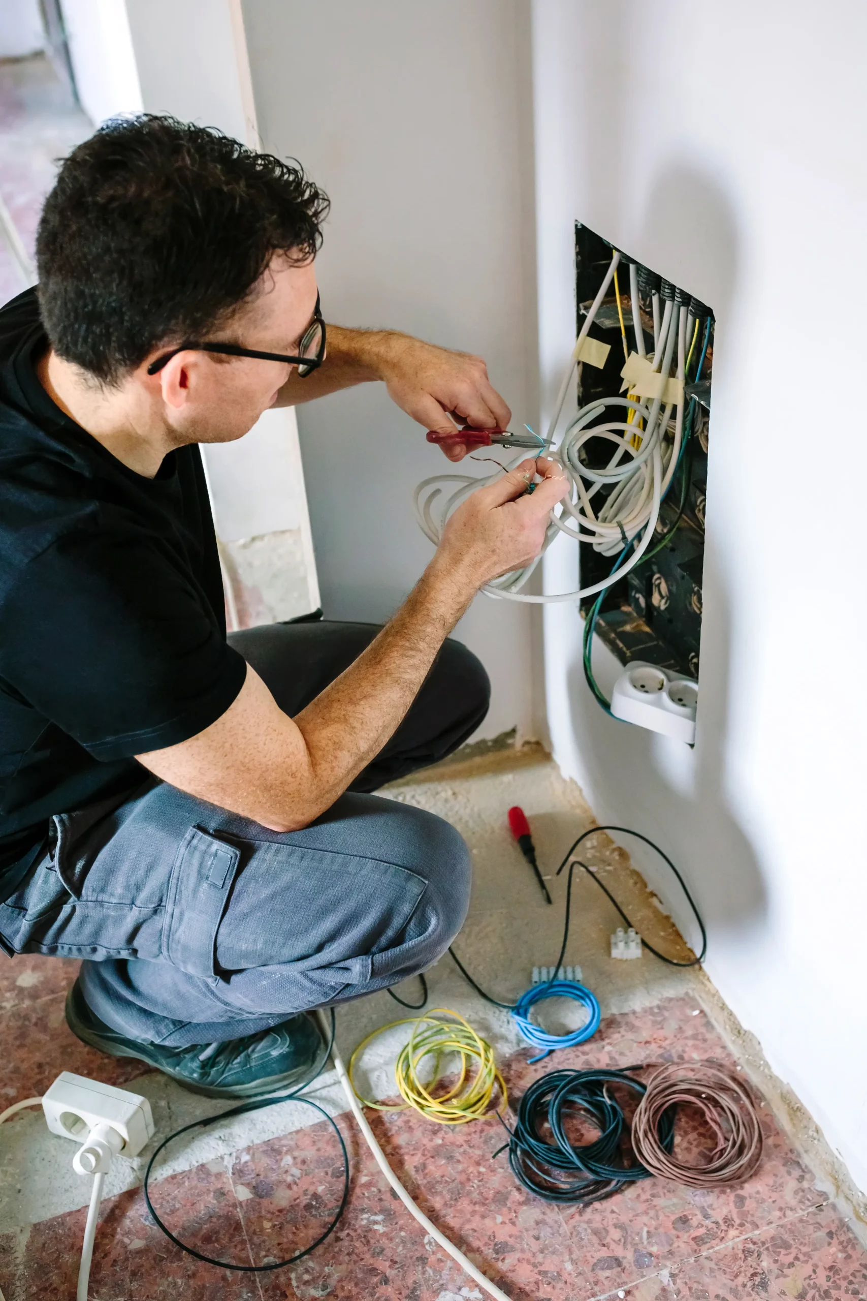 Elettricista Elettrosaniterm al lavoro su un impianto elettrico